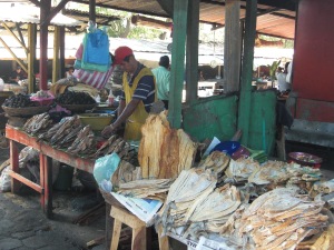 - Pescaaado!!- En el mercado de Masaya